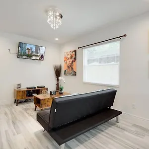 Modern Bayshore 44 Apartment